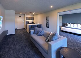 Poolside Suite | Premium bedding, desk, laptop workspace, blackout drapes