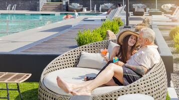 Piscine extérieure, cabanons gratuits, chaises longues