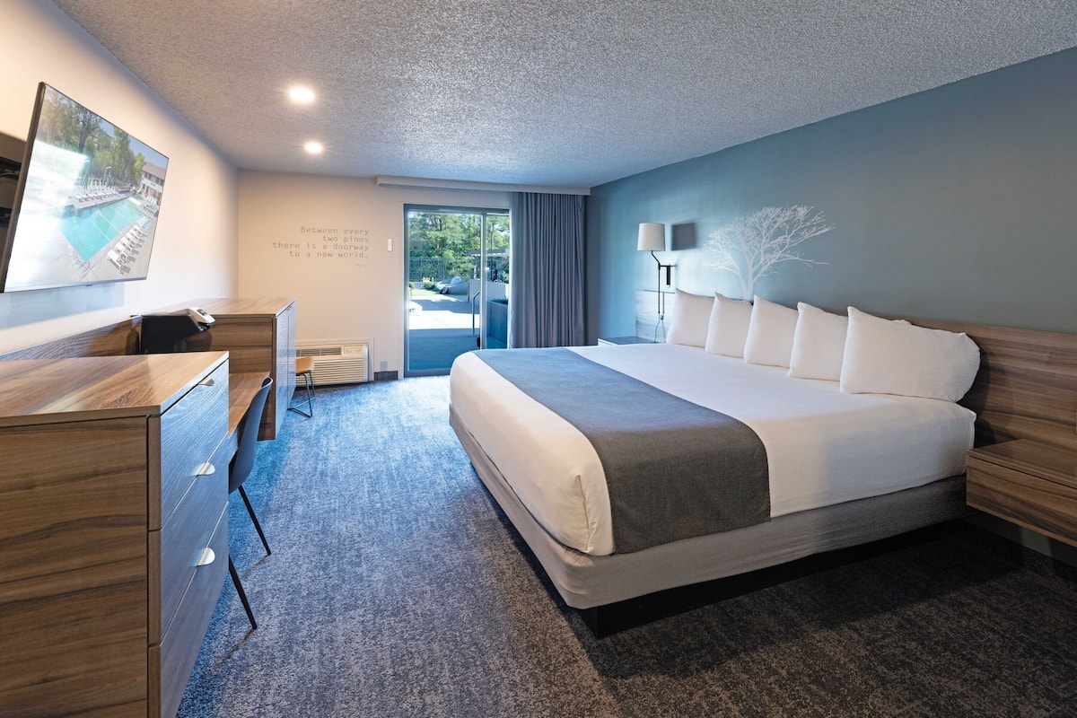 Single King - Poolside | Premium bedding, desk, laptop workspace, blackout drapes