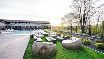 Piscine extérieure, cabanons gratuits, chaises longues