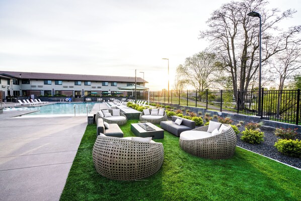 Piscina externa, funciona das 9h às 22h, barracas de cortesia