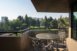 Pillowtop beds, desk, laptop workspace, blackout drapes