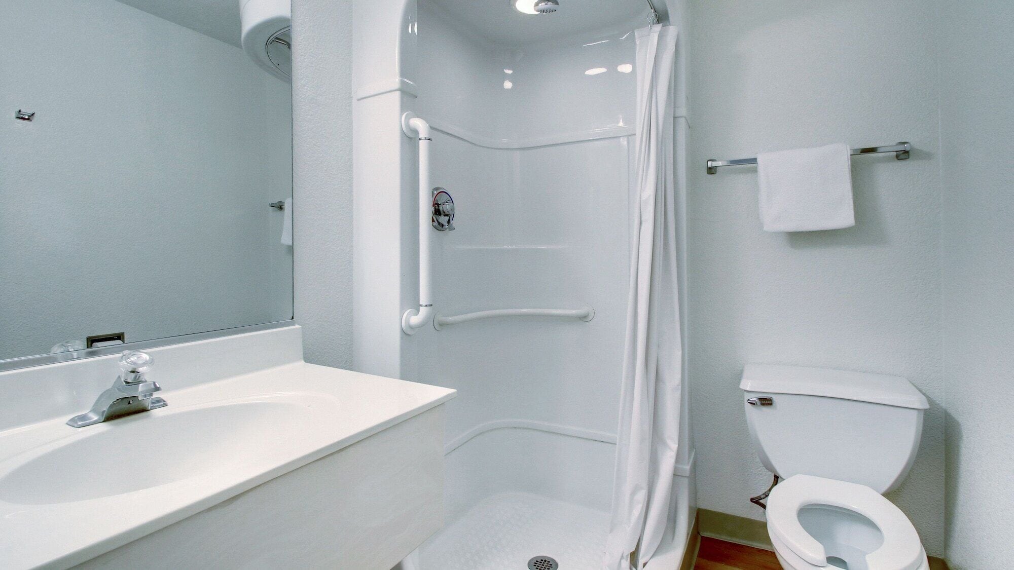 Combined shower/bathtub, towels