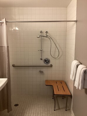 Combined shower/bathtub, towels - Motel 6 Everett, WA - North (Everett)