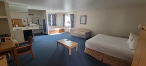 Deluxe Room, 1 King Bed, Jetted Tub | Pillow-top beds, iron/ironing board, rollaway beds, free WiFi