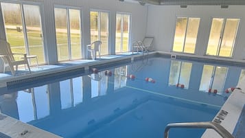 Piscina coperta, con ingresso dalle 10:00 alle 22:00, lettini
