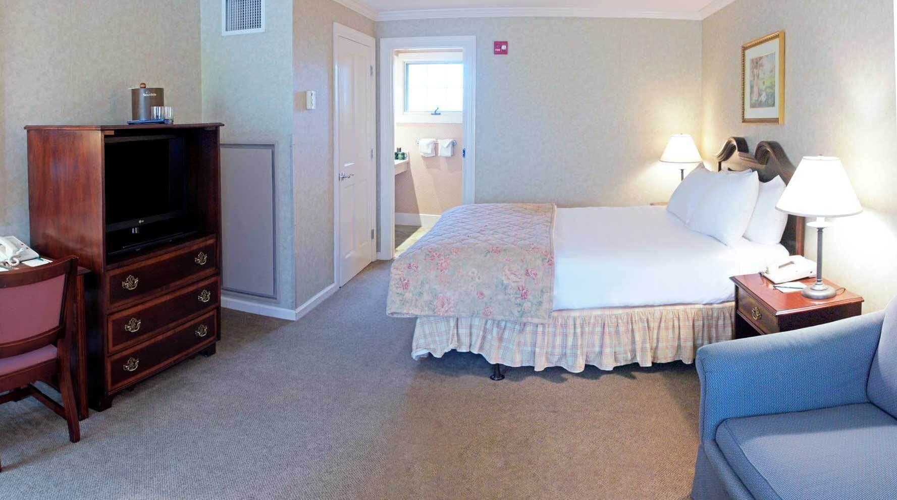 Standard Room, 1 King Bed | Individually decorated, individually furnished, desk, laptop workspace