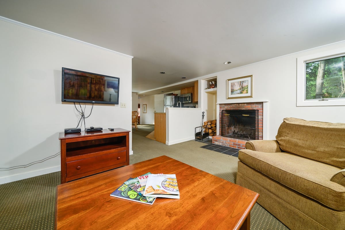 Desk, blackout curtains, iron/ironing board, free WiFi