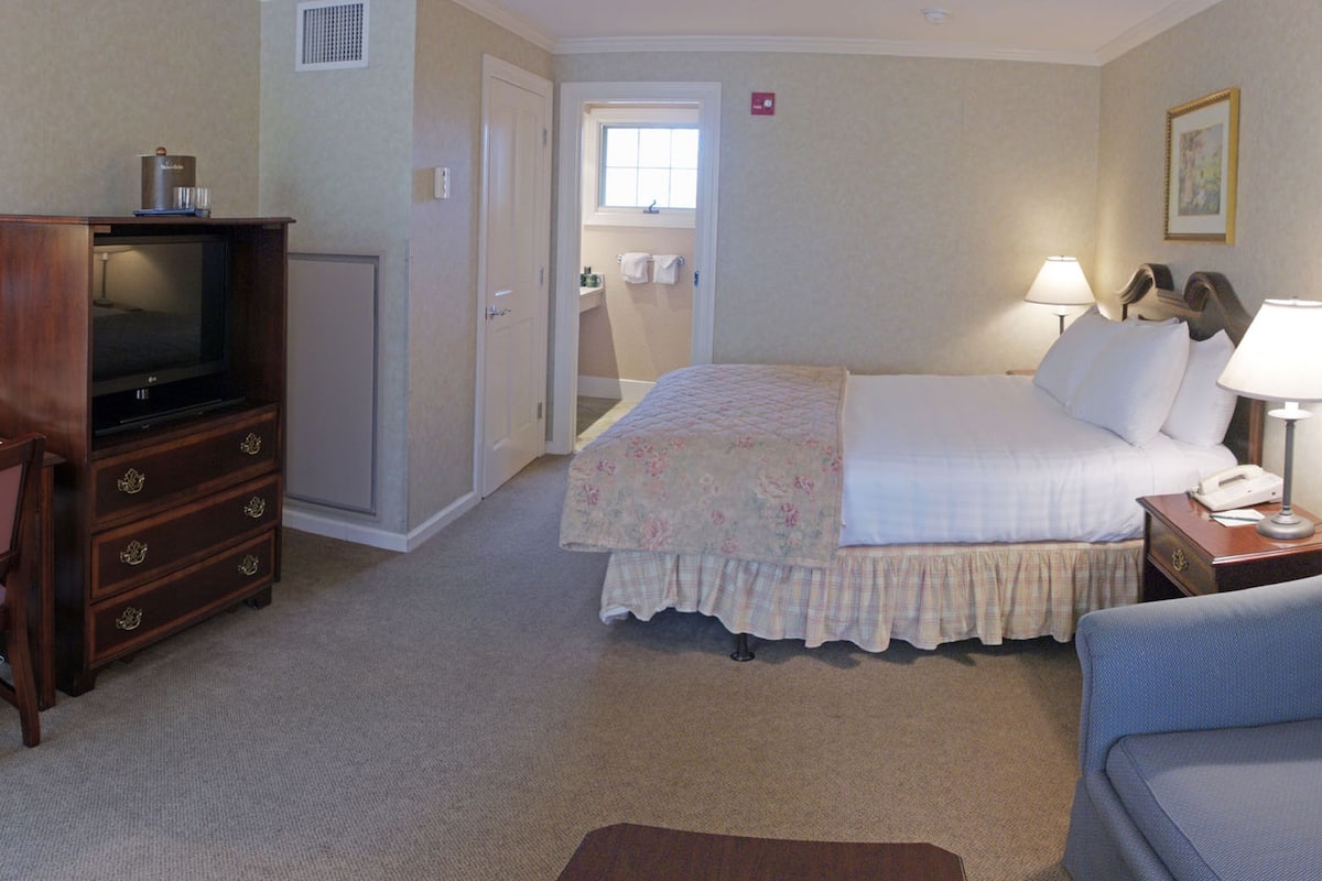 Desk, blackout curtains, iron/ironing board, free WiFi