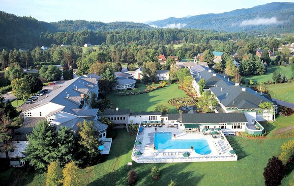 A large estate with multiple buildings, a swimming pool, and a well-maintained lawn. - Stoweflake Mountain Resort & Spa (Stowe)