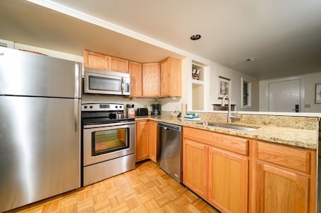 Frigobar, microondas, horno, placa de cocina