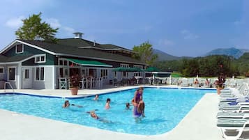 Piscina interna, piscina externa sazonal