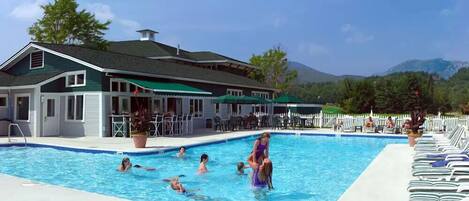 Een binnenzwembad en een seizoensgebonden buitenzwembad