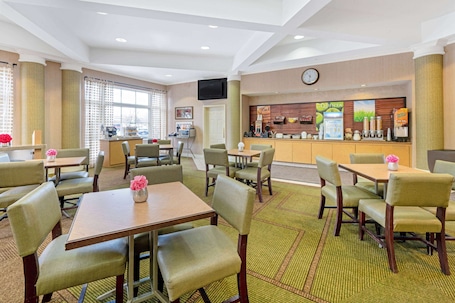 Frühstücksbereich. La Quinta Inn & Suites by Wyndham Salt Lake City Airport