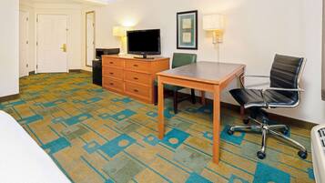 Roupas de cama premium, escrivaninha, cortinas blackout