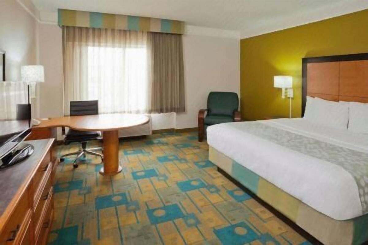 Roupas de cama premium, escrivaninha, cortinas blackout