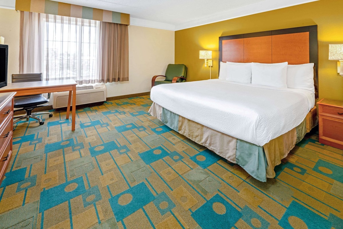 room, 1 king bed, accessible, non smoking (mobility) | premium bedding, desk, blackout curtains, iron/ironing board