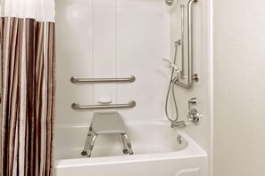 Chambre, 2 grands lits, accessible aux personnes à mobilité réduite (Mobility/Hearing Impaired) | Salle de bain | Ensemble baignoire-douche, articles de toilette (gratuits)