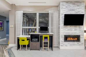 Business centre - La Quinta Inn & Suites by Wyndham Birmingham Hoover (Birmingham)