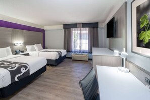 Habitación, 2 camas dobles, accesible en silla de ruedas, no fumadores (Mobility/Hearing) | Ropa de cama de alta calidad, escritorio, tabla de planchar con plancha