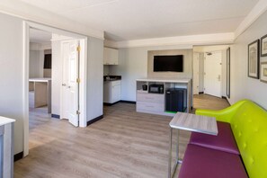 Familien-Suite, 1 King-Bett, Nichtraucher | Hochwertige Bettwaren, Schreibtisch, Bügeleisen/Bügelbrett