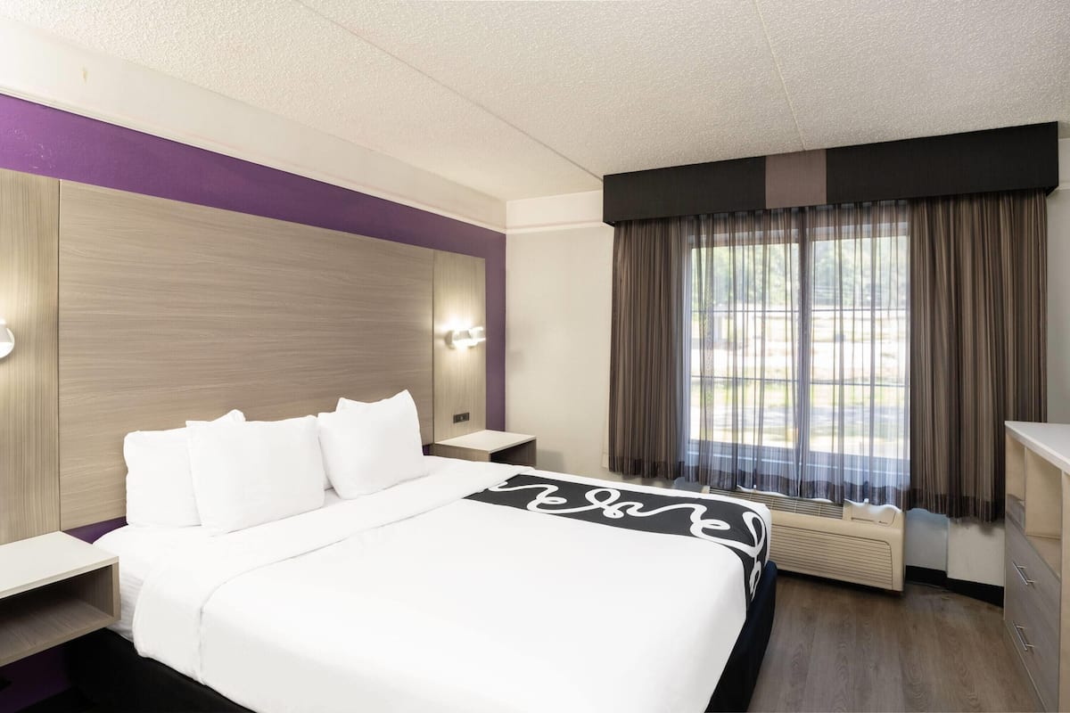 Family Suite, 1 King Bed, Non Smoking | Premium bedding, desk, iron/ironing board, free WiFi