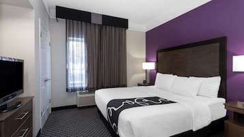 Hochwertige Bettwaren, Schreibtisch, laptopgeeigneter Arbeitsplatz