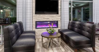 La Quinta Inn & Suites by Wyndham Denver Boulder-Louisville