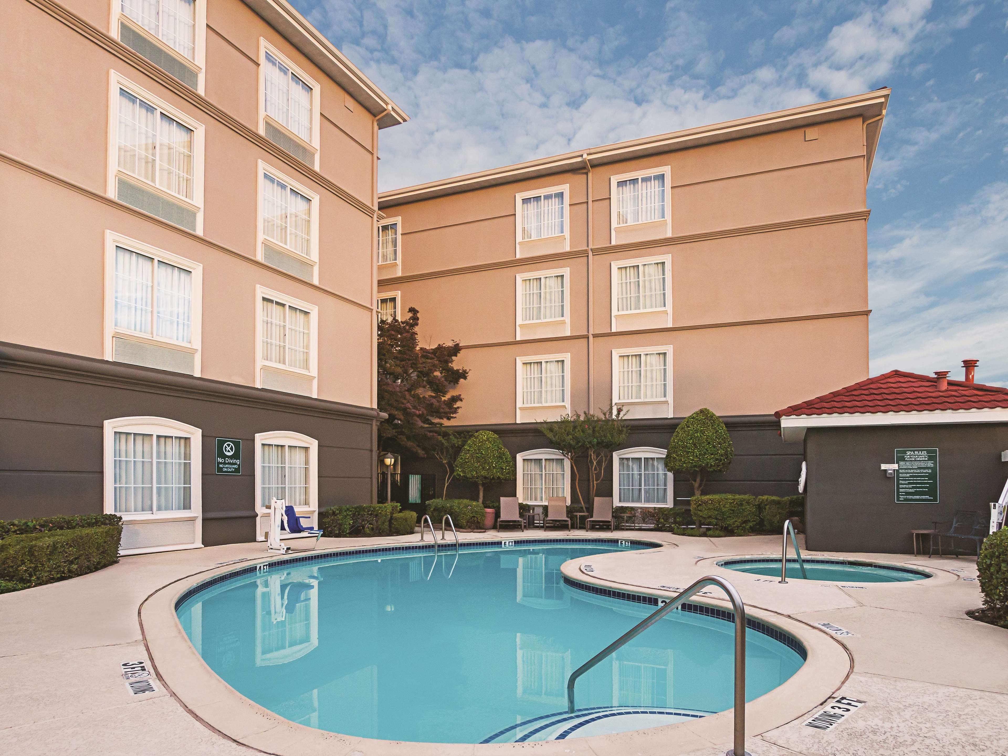 室外游泳池，12:00 至 22:00 开放，池畔遮阳伞，日光浴躺椅