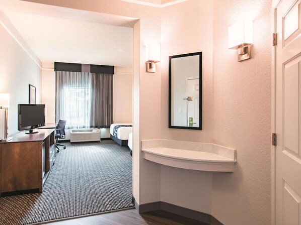 Room, 2 Double Beds, Accessible, Non Smoking (Mobility/Hearing, Tub w/ Grab Bars) - La Quinta Inn & Suites by Wyndham Fort Worth City View (Fort Worth)