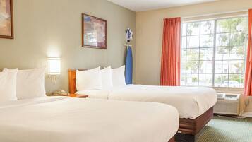 1 habitación, caja de seguridad en la habitación y escritorio