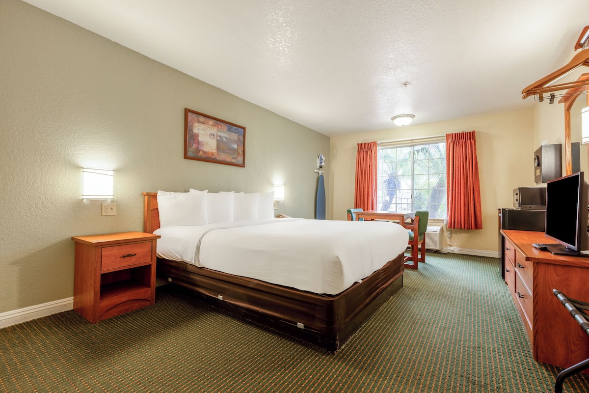 1 bedroom, in-room safe, desk, iron/ironing board