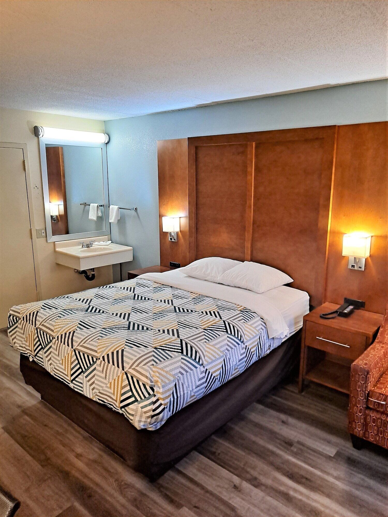 高档床上用品、客房内保险箱、办公桌、遮光窗帘