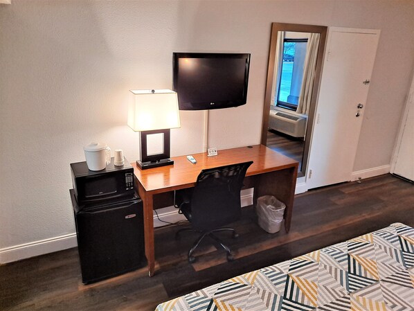 Habitación Deluxe, 1 cama King size, para no fumadores, refrigerador y microondas | Televisión