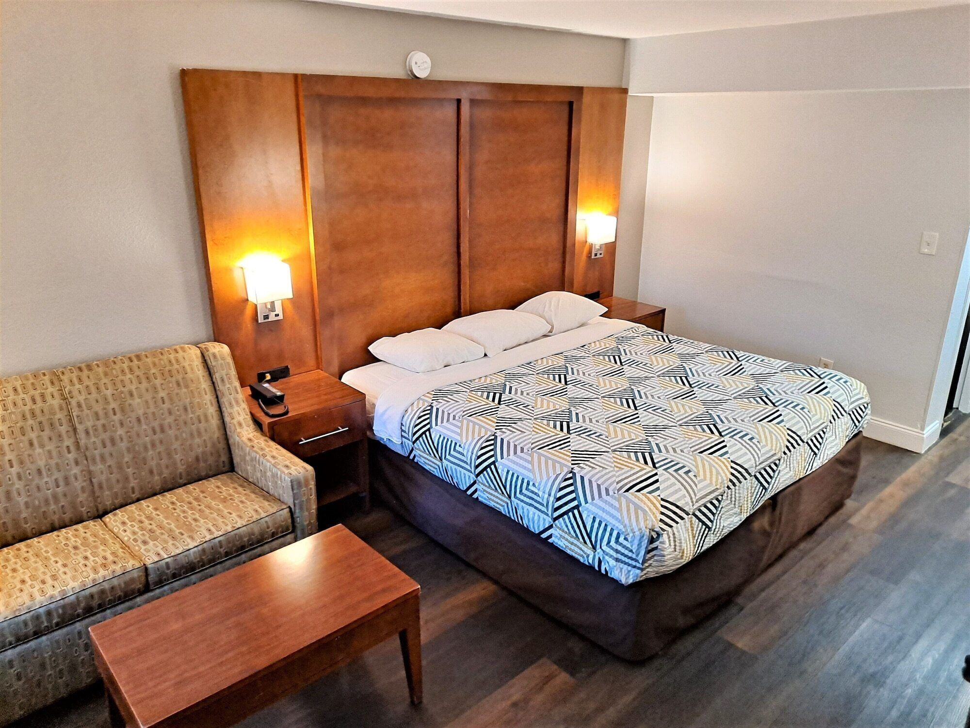 高档床上用品、客房内保险箱、办公桌、遮光窗帘