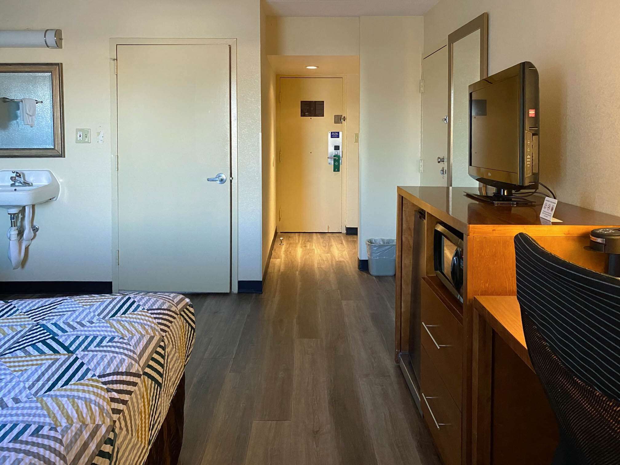Ropa de cama de alta calidad y caja de seguridad en la habitación 