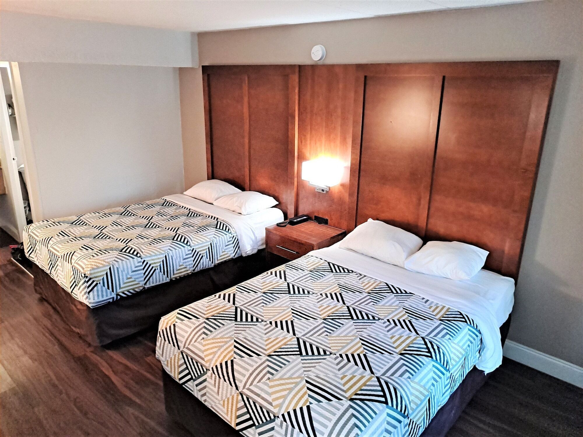 高档床上用品、客房内保险箱、办公桌、遮光窗帘