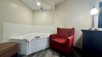 Een bureau, gratis wifi, beddengoed