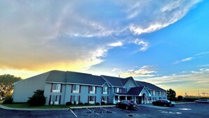 A multi-story hotel with a parking lot in front. - Quality Inn & Suites Alexandria (Alexandria)