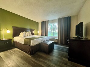 Desk, free WiFi, bed sheets - Quality Inn & Suites Alexandria (Alexandria)