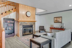 Lobby - Country Inn & Suites by Radisson, Grand Rapids Airport, MI (Grand Rapids)