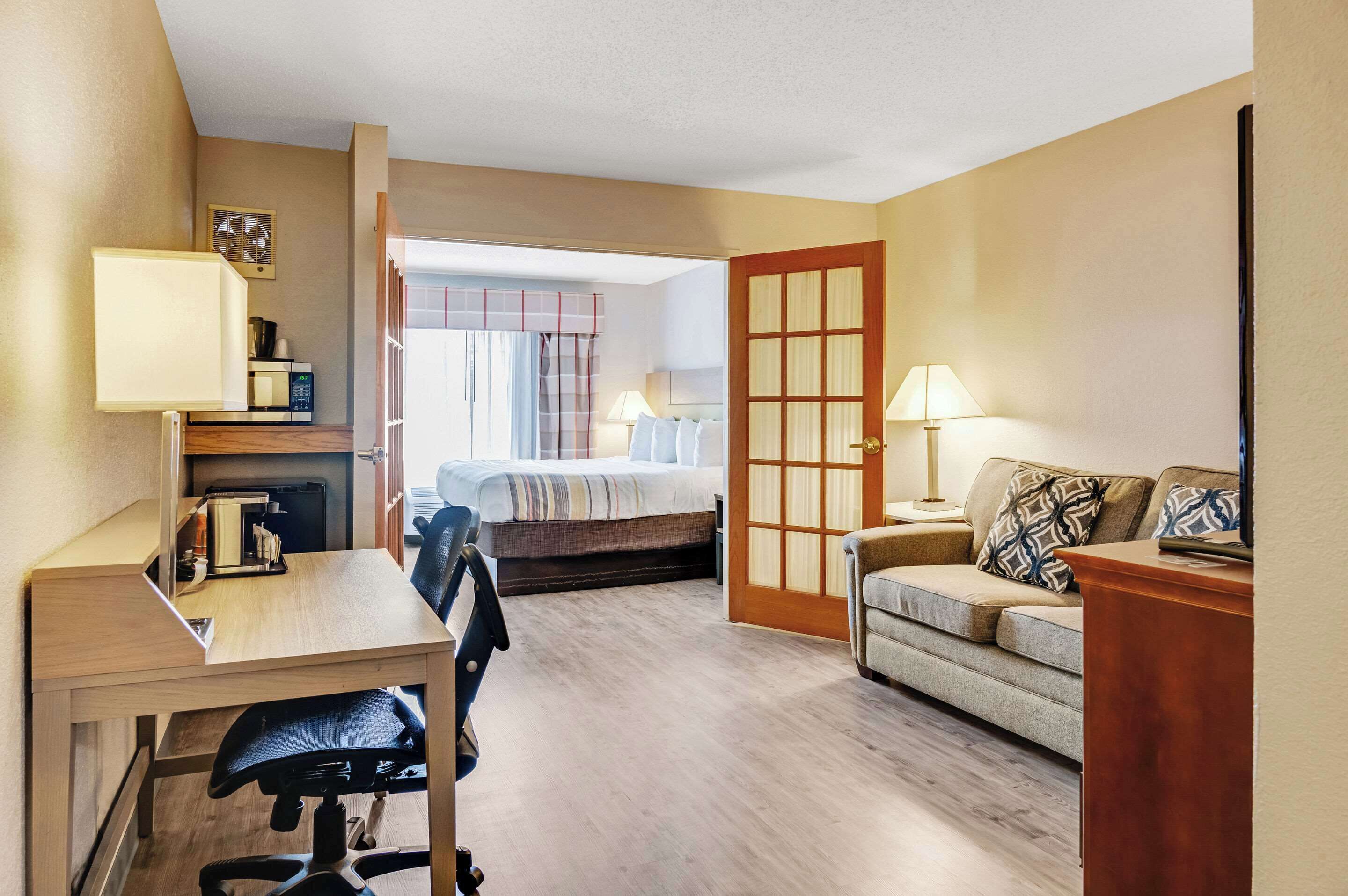 suite, 1 bedroom, non smoking | 1 bedroom, hypo-allergenic bedding, down duvets, pillow-top beds