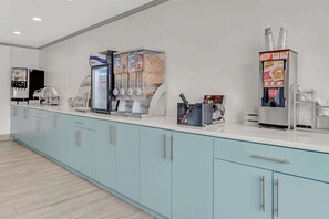 Free daily buffet breakfast - Country Inn & Suites by Radisson, Grand Rapids Airport, MI (Grand Rapids)