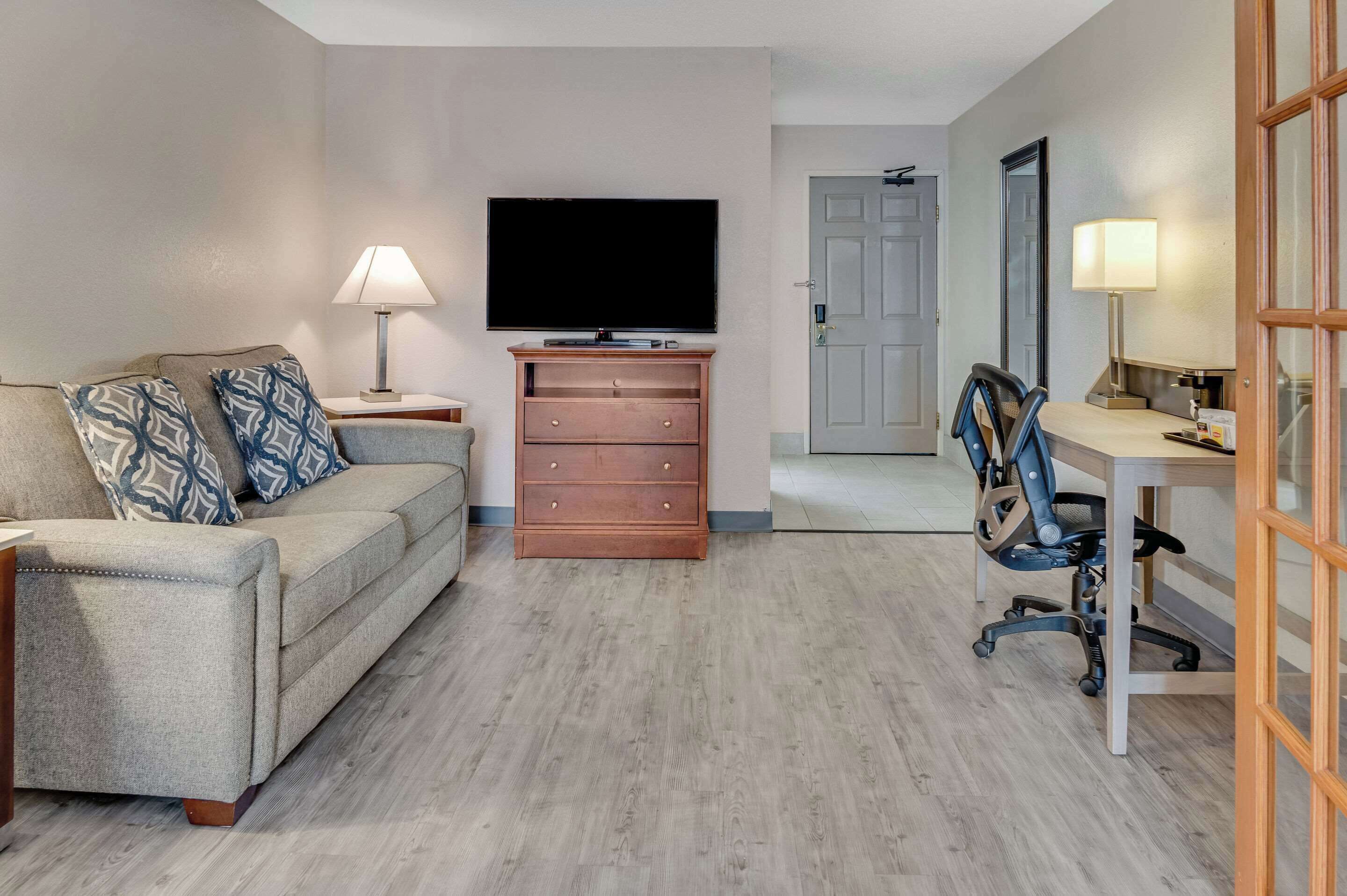 suite, 1 bedroom, non smoking | 1 bedroom, hypo-allergenic bedding, down duvets, pillow-top beds