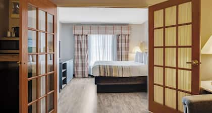 Country Inn & Suites by Radisson, Grand Rapids Airport, MI