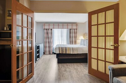 Country Inn & Suites by Radisson, Grand Rapids Airport, MI