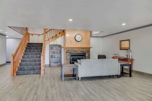 Lobby - Country Inn & Suites by Radisson, Grand Rapids Airport, MI (Grand Rapids)