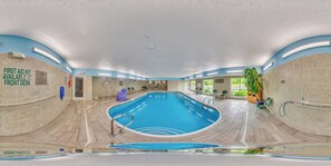 Una piscina cubierta