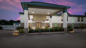 A hotel with a covered entrance, multiple floors, and a parking lot. - Quality Inn Jacksonville near Little Rock Air Force Base (Jacksonville)