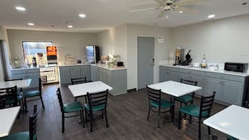 Ilmainen päivittäinen mannermainen aamiainen